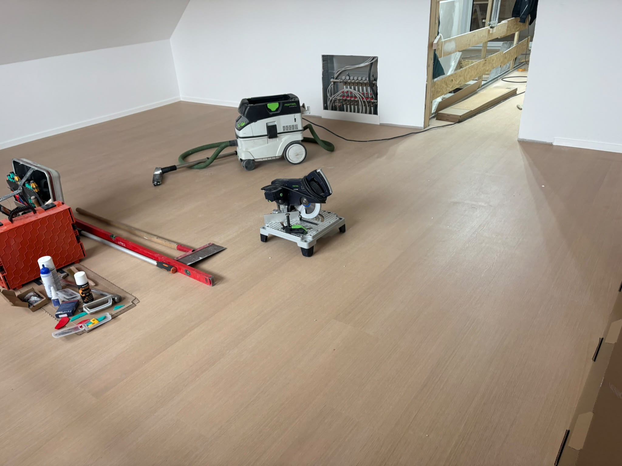 Heller Holzoptikboden mit Werkzeugen