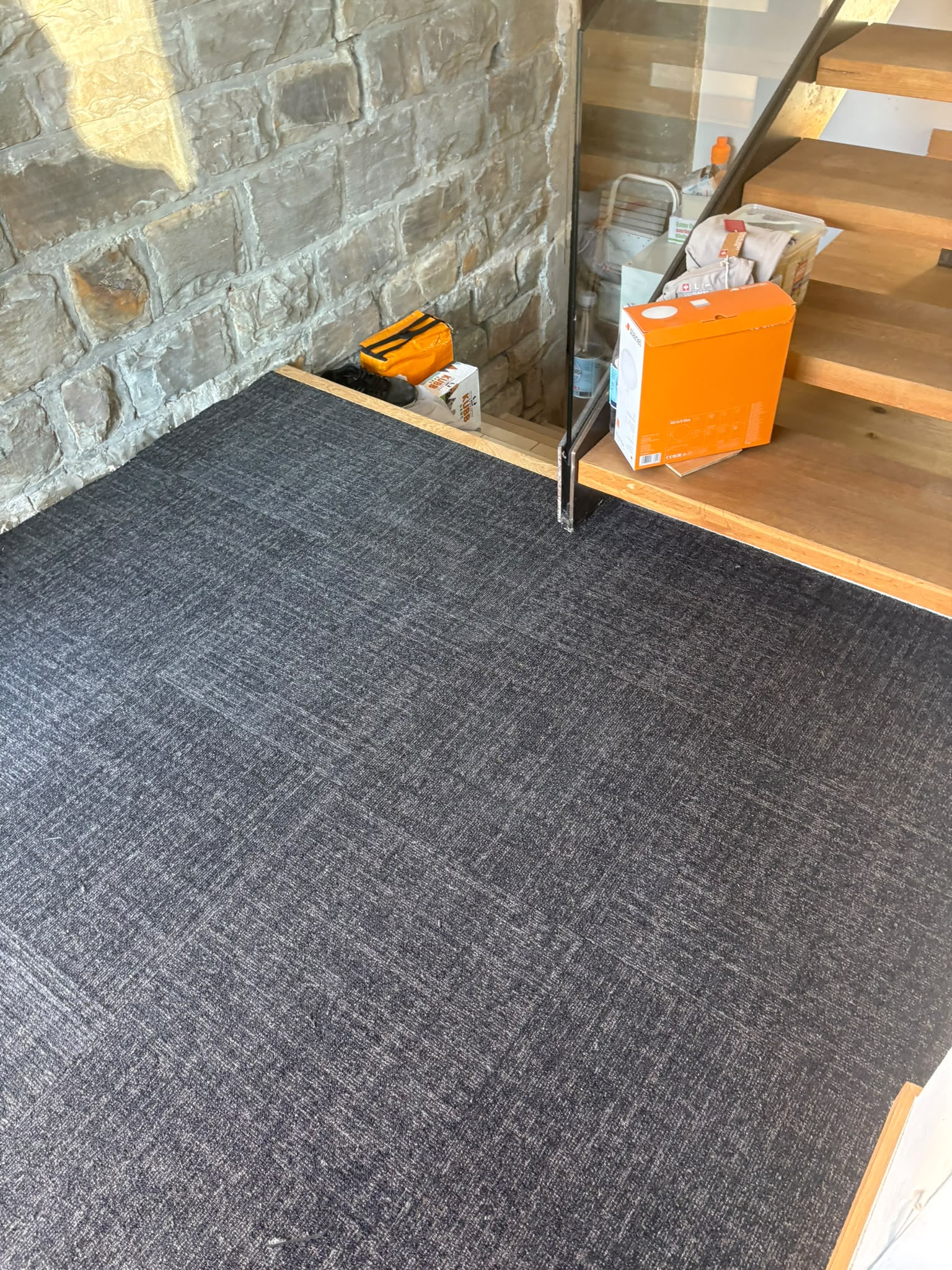 Teppichfläche neben Steinwand