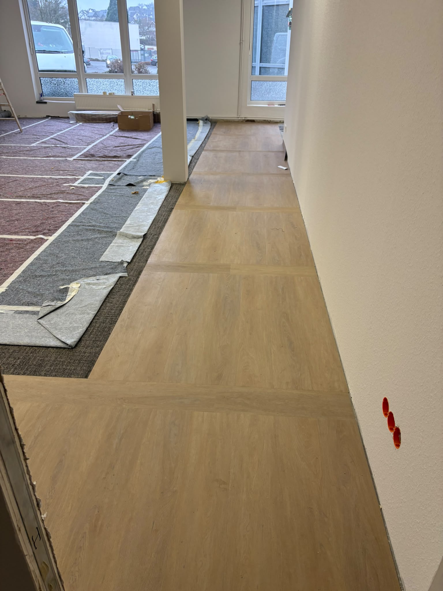 Bodenstreifen entlang weißer Wand