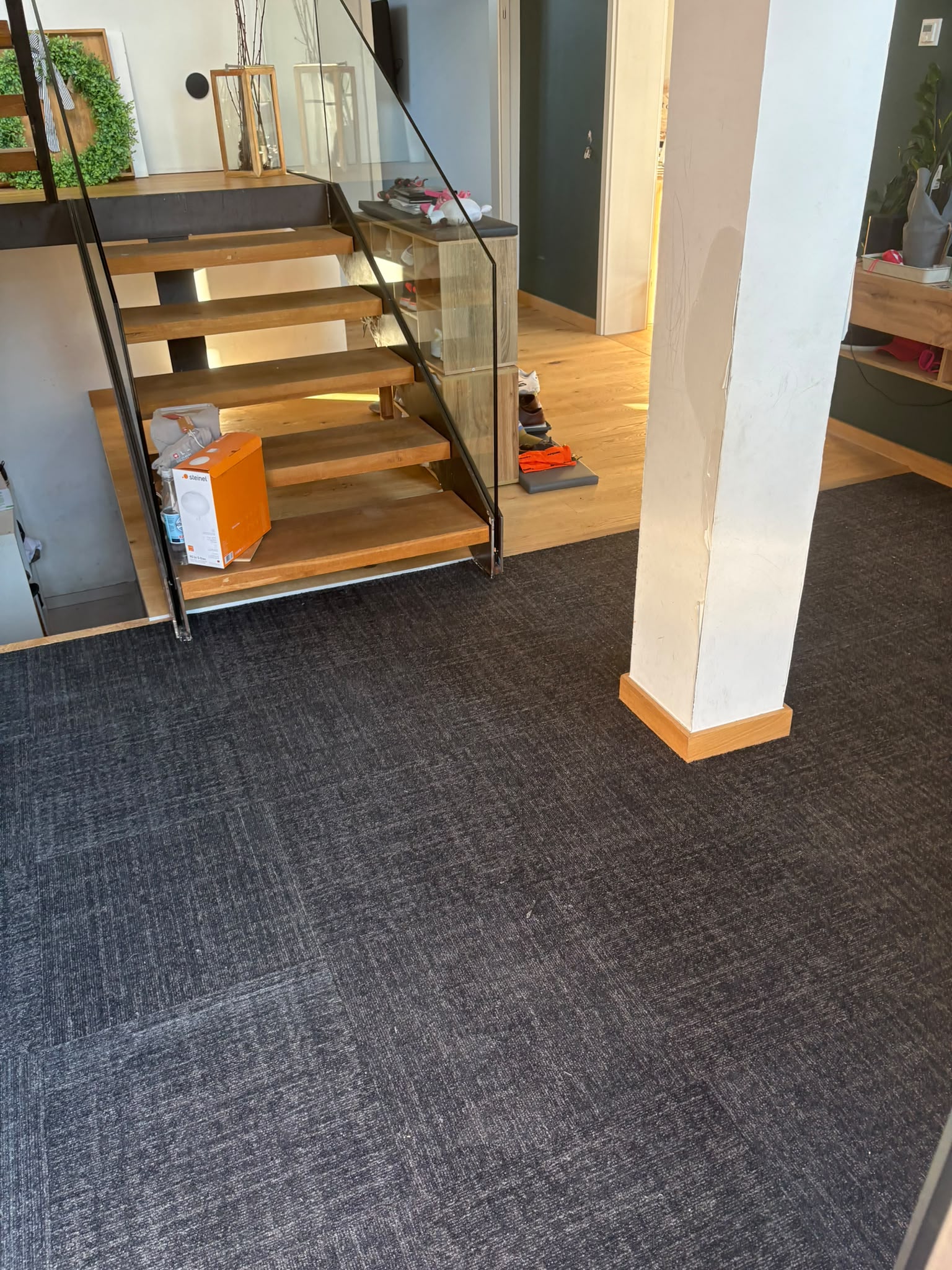 Dunkle Teppichfliesen vor Treppe