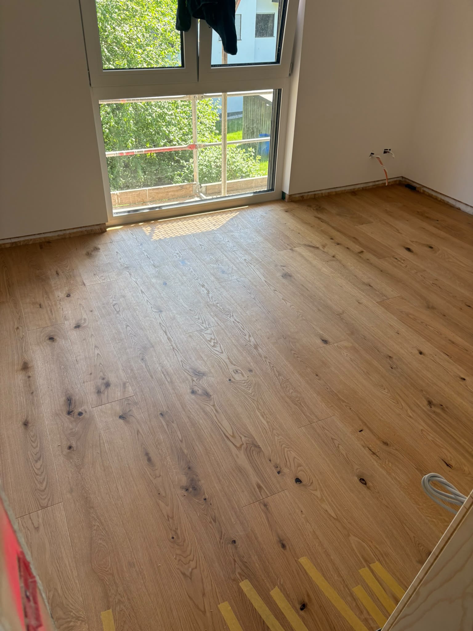 Dielenboden vor bodentiefem Fenster