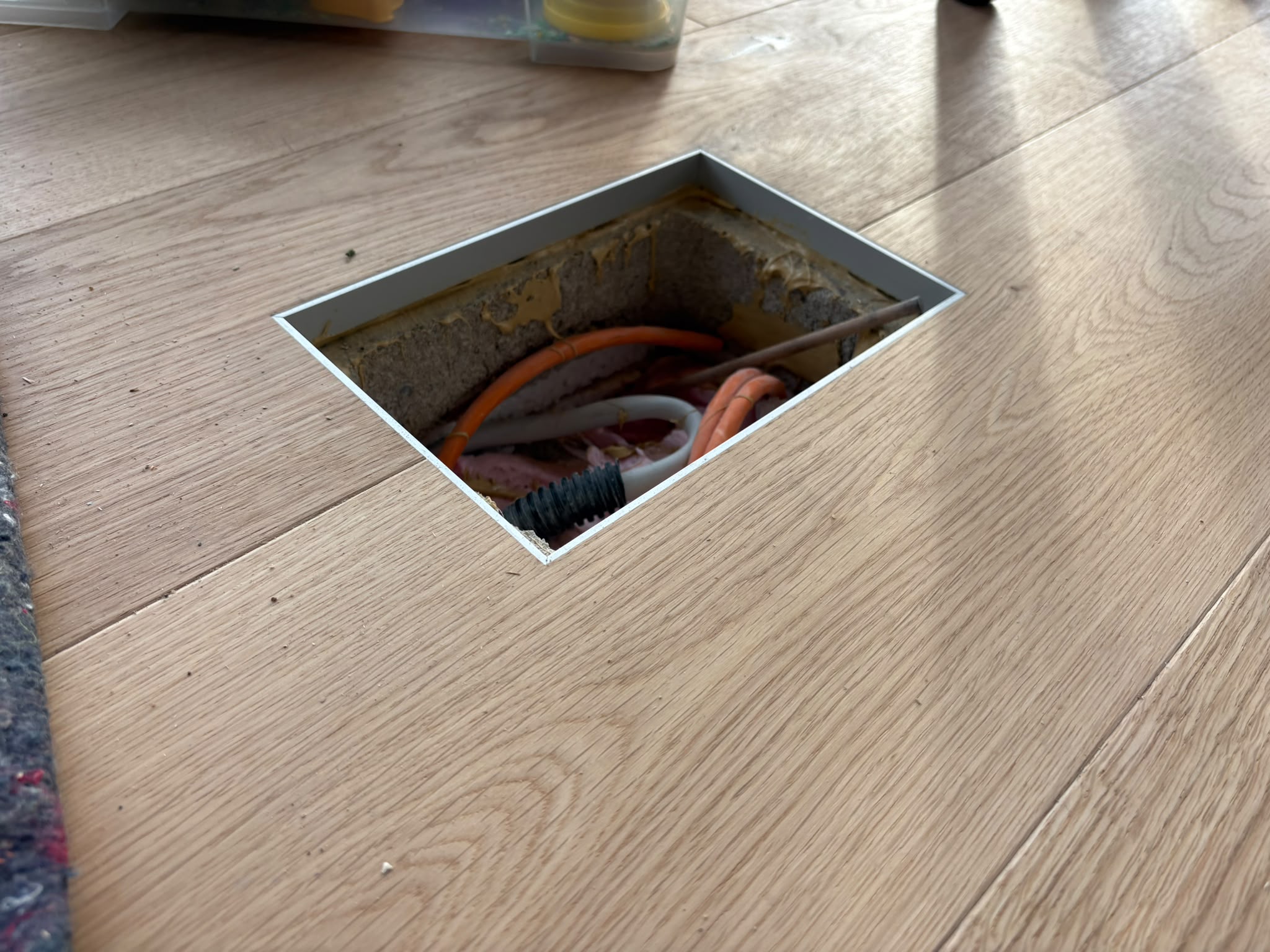 Bodentank mit Kabeln in Eichendielen