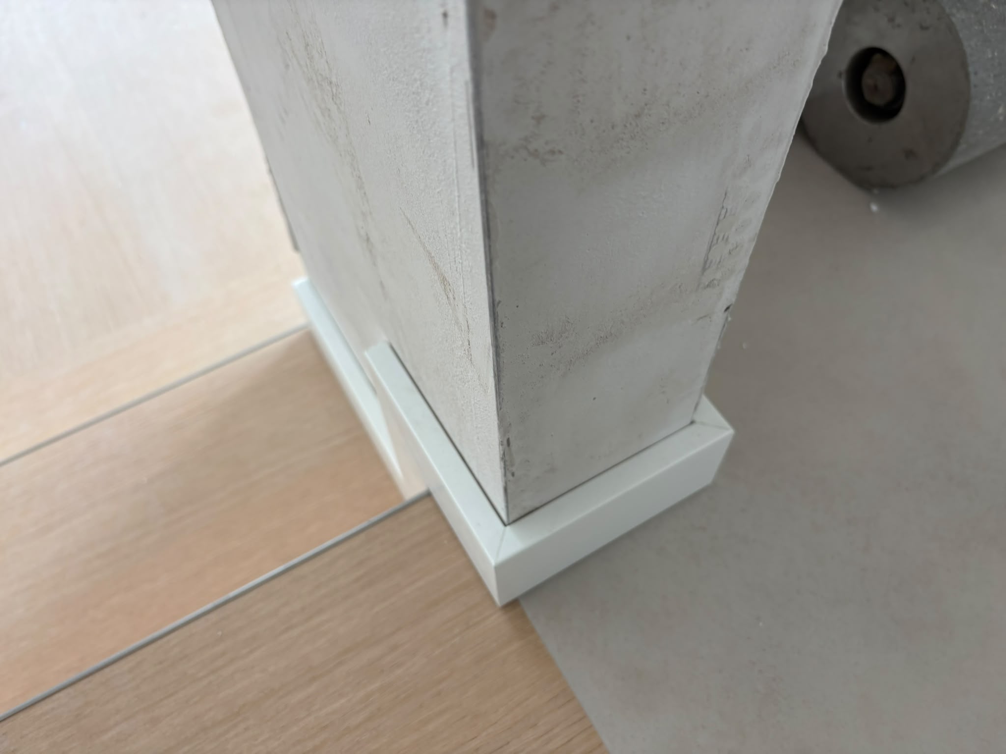 Sockelabschluss am Treppenpodest