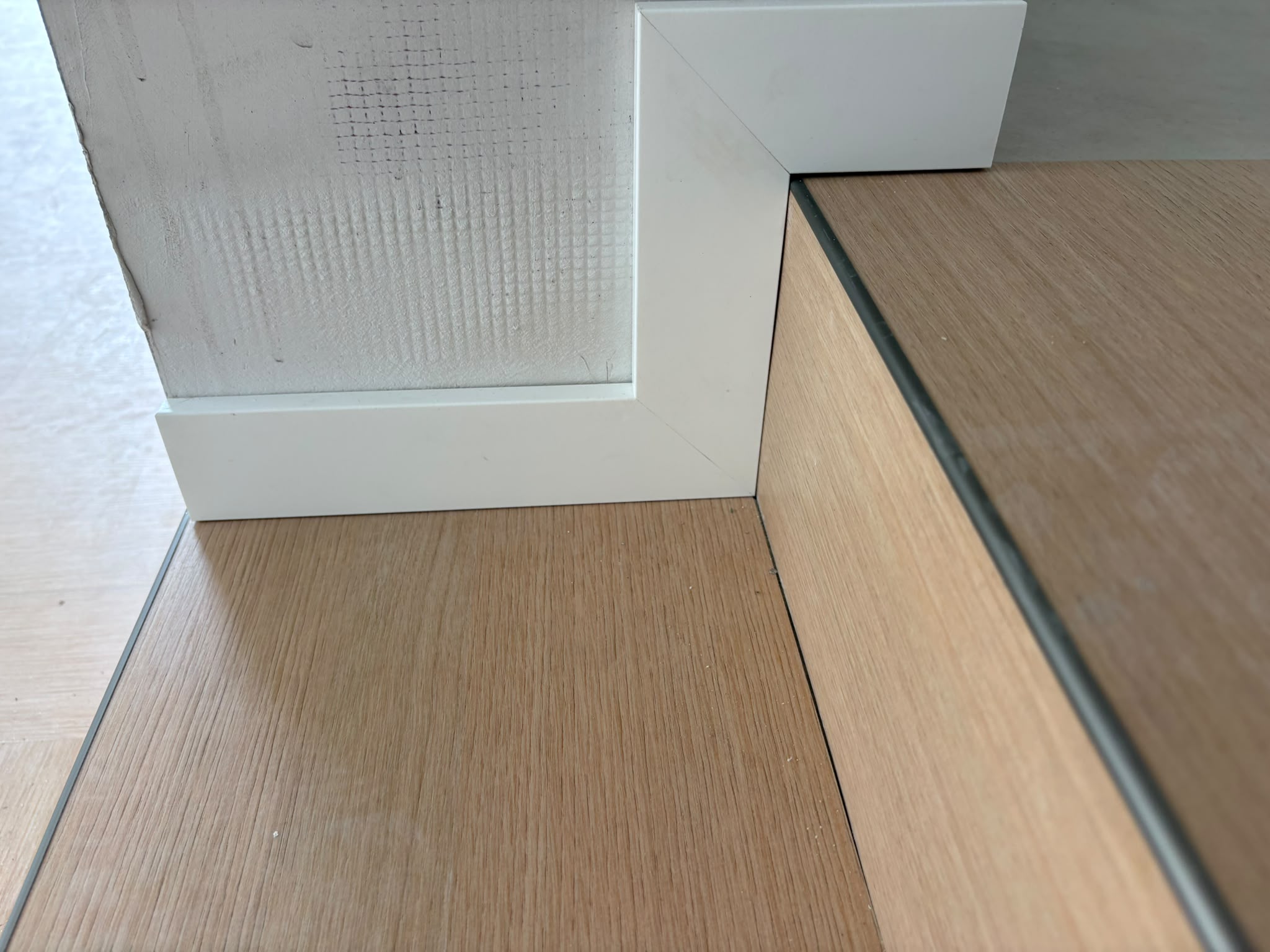 Stufenecke mit weißer Sockelleiste