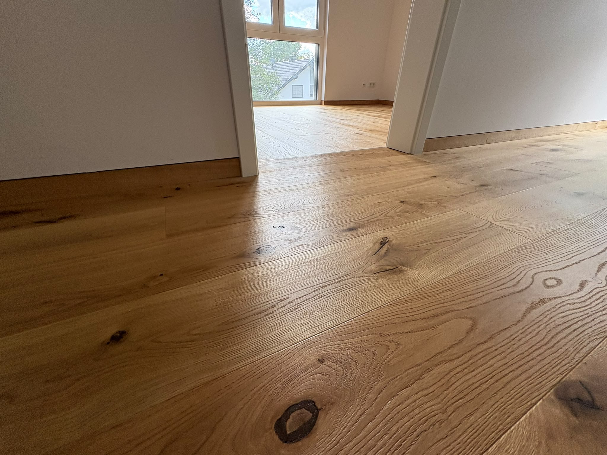 Dielenboden mit passenden Sockelleisten