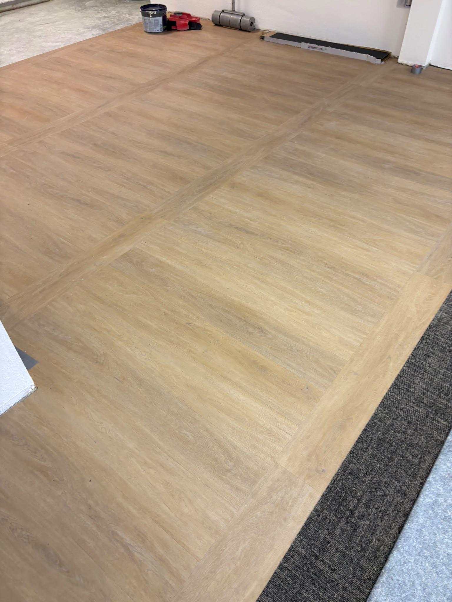 Holzoptikboden neben Teppichfläche