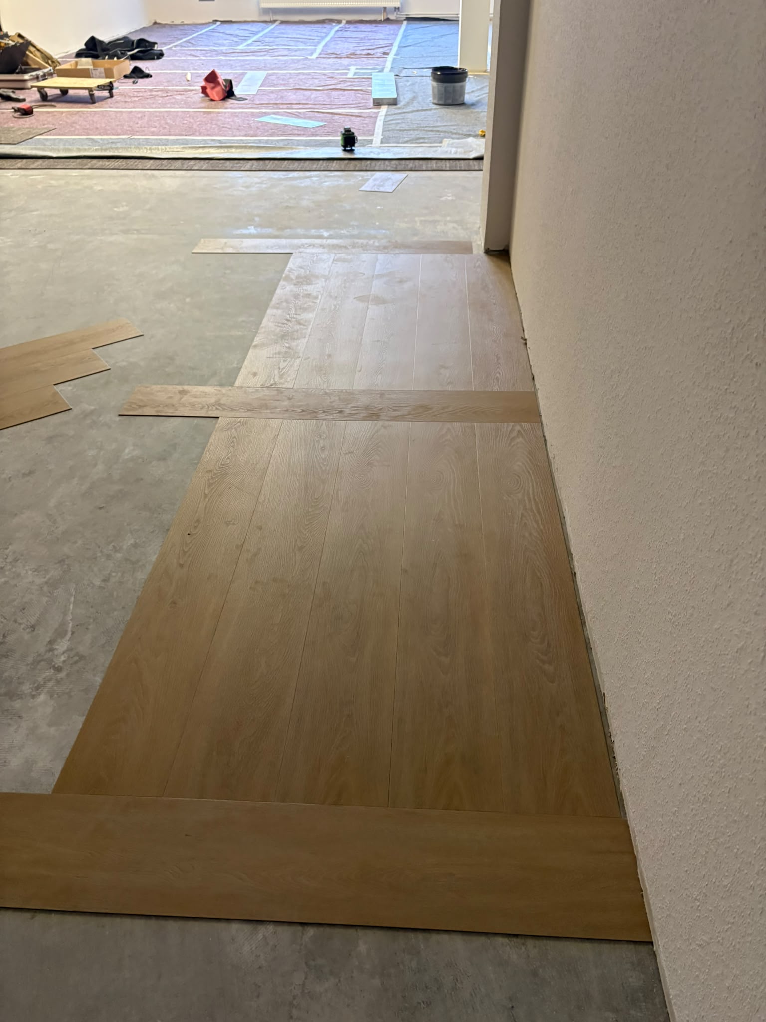 Bodenverlegung entlang der Wand