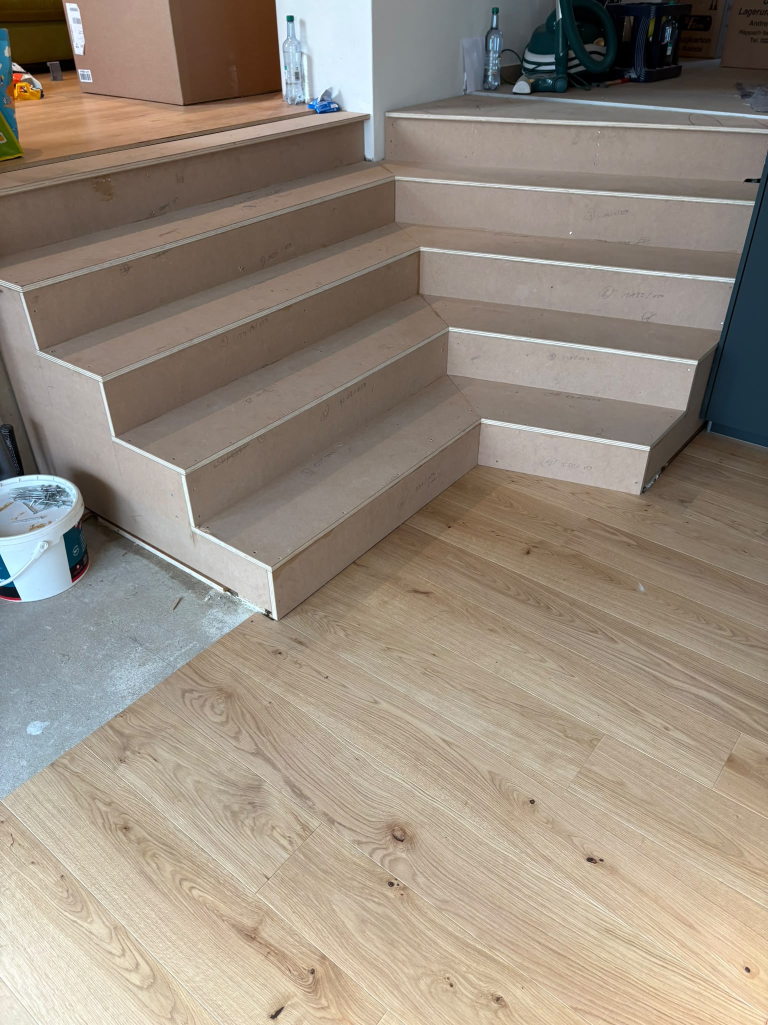 Treppenunterbau im Eckverlauf