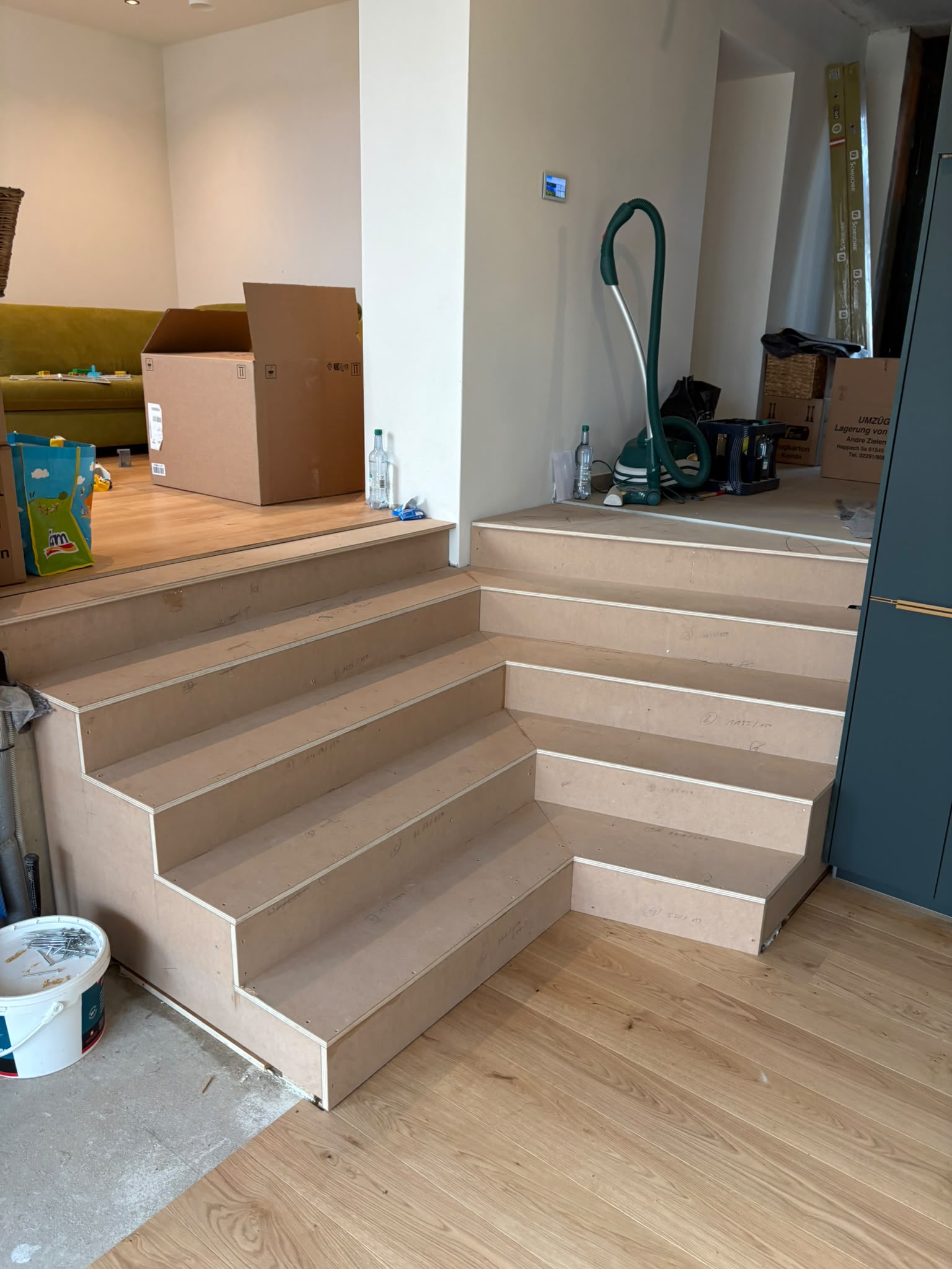 Treppenunterbau mit Dielenboden