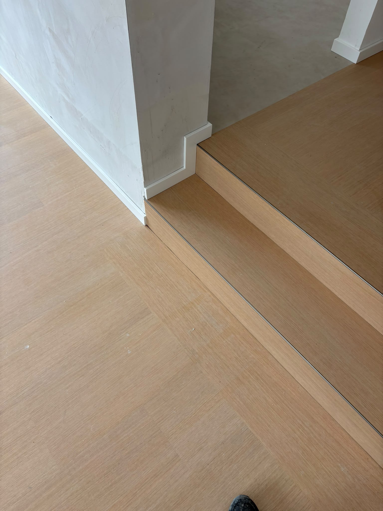 Zwei Stufen mit Kantenprofilen