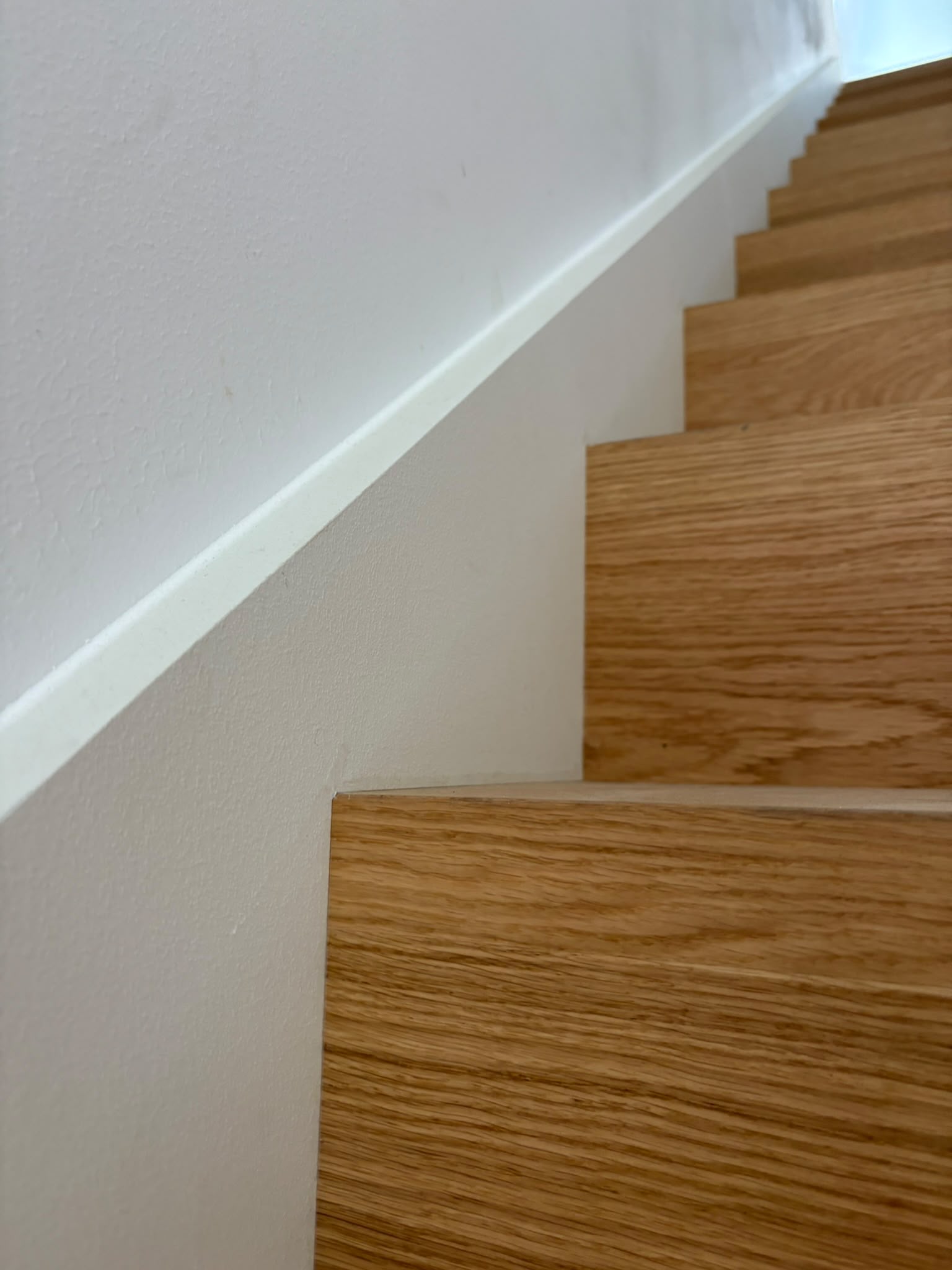 Stufen mit weißer Seitenverkleidung